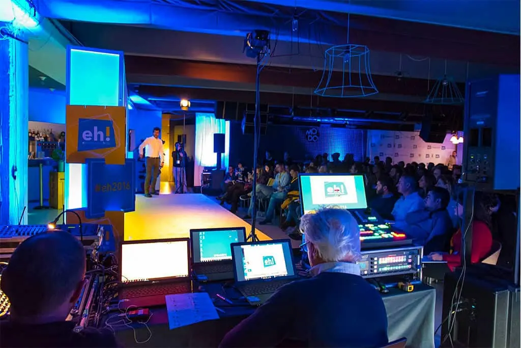 Un relatore sul palco di Ecommerce HUB 2016
